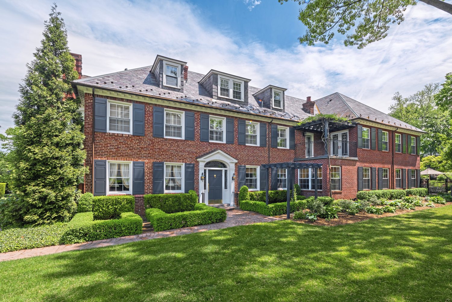 Buying Here A country estate in the middle of Shadyside Distinction