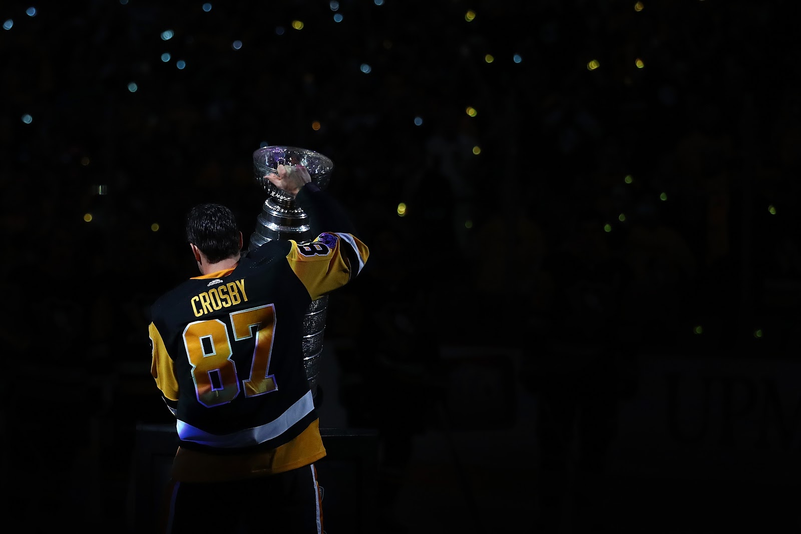 New Jersey Devils Claude Lemieux victorious, holding Conn Smythe News  Photo - Getty Images