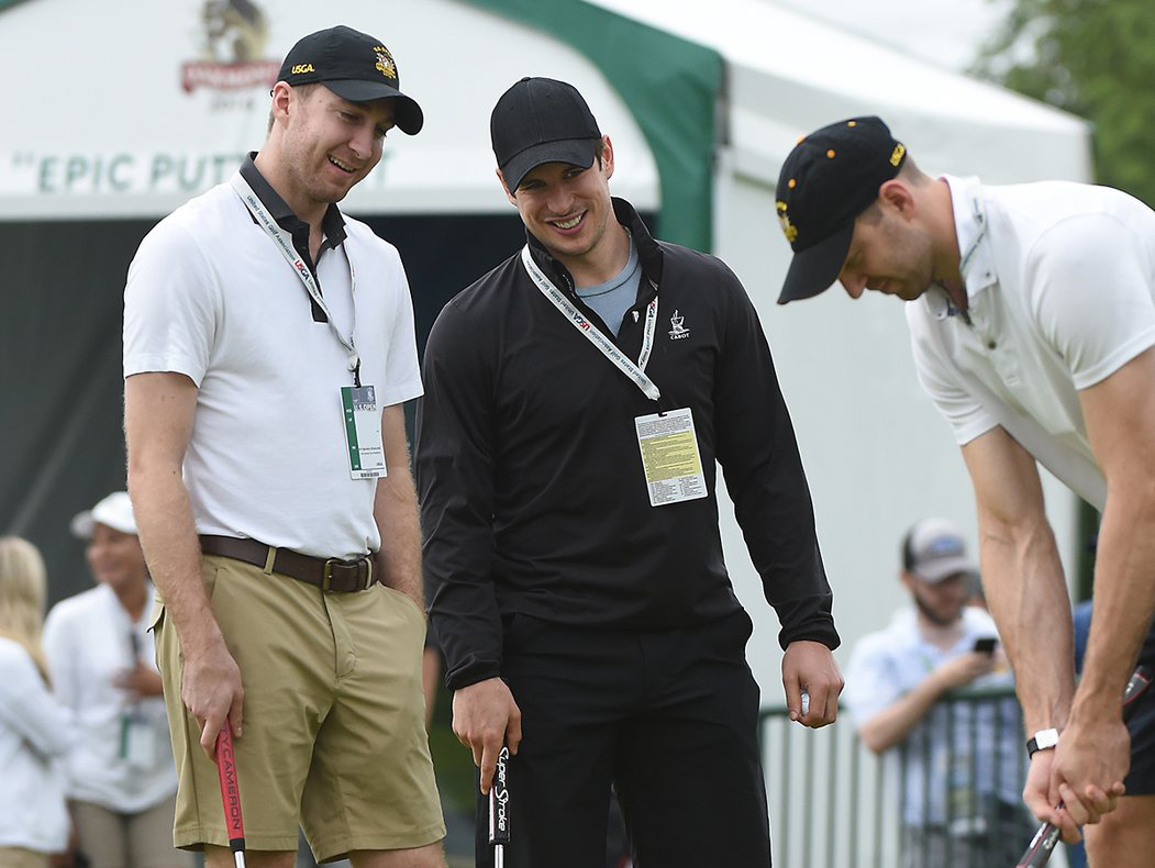 The Penguins' Jeff Zatkoff, Sidney Crosby and Eric Fehr practice their putting Thursday at Oakmont. (Matt Freed/Post-Gazette)