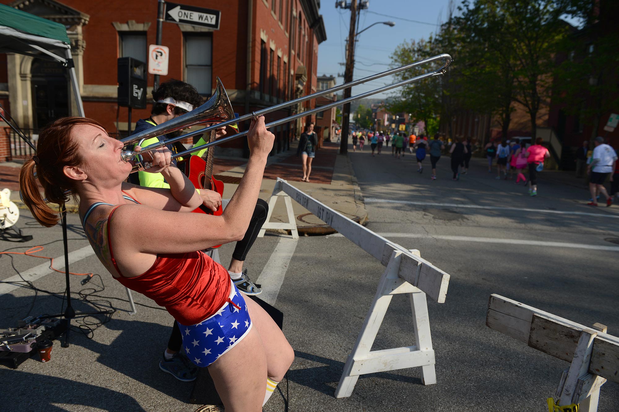 Erica Liang and the band Working Breed entertained the runners as they turned off of Lincoln Avenue on the North Side.  (Steve Mellon/Post-Gazette)